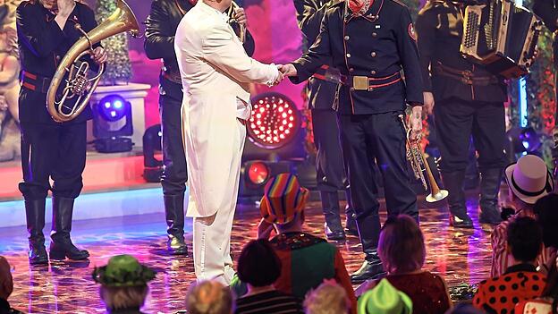 Sitzungspr&auml;sident Christoph Maul verabschiedet sich von Norbert Neugirg (2. v. r.) und seiner &bdquo;Altneihauser Feierwehrkapell&rsquo;n&ldquo;, die nach 20 Jahren zum letzten Mal bei &bdquo;Fastnacht in Franken&ldquo; auftrat.