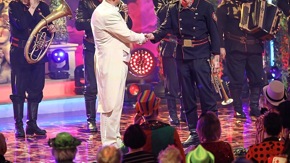 Sitzungspr&auml;sident Christoph Maul verabschiedet sich von Norbert Neugirg (2. v. r.) und seiner &bdquo;Altneihauser Feierwehrkapell&rsquo;n&ldquo;, die nach 20 Jahren zum letzten Mal bei &bdquo;Fastnacht in Franken&ldquo; auftrat.