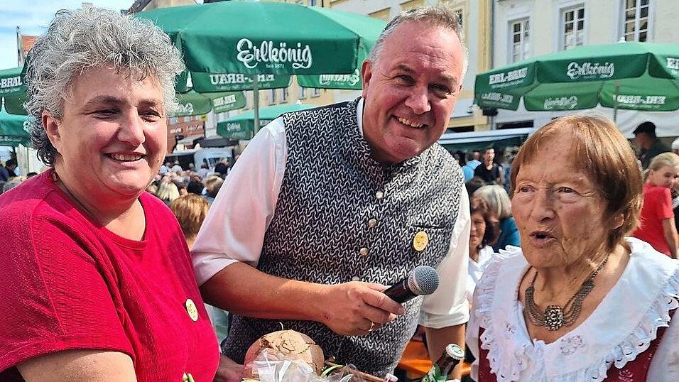 Schriftführerin Martina Radlbeck und Vorsitzender Dirk Stroetmann ehrten Franziska Hochstetter (v.l.) als älteste Schrannenmarktstand-Teilnehmerin mit einem Präsent. Schriftführerin Martina Radlbeck und Vorsitzender Dirk Stroetmann ehrten Franziska Hochstetter (v.l.) als älteste Schrannenmarktstand-Teilnehmerin mit einem Präsent.