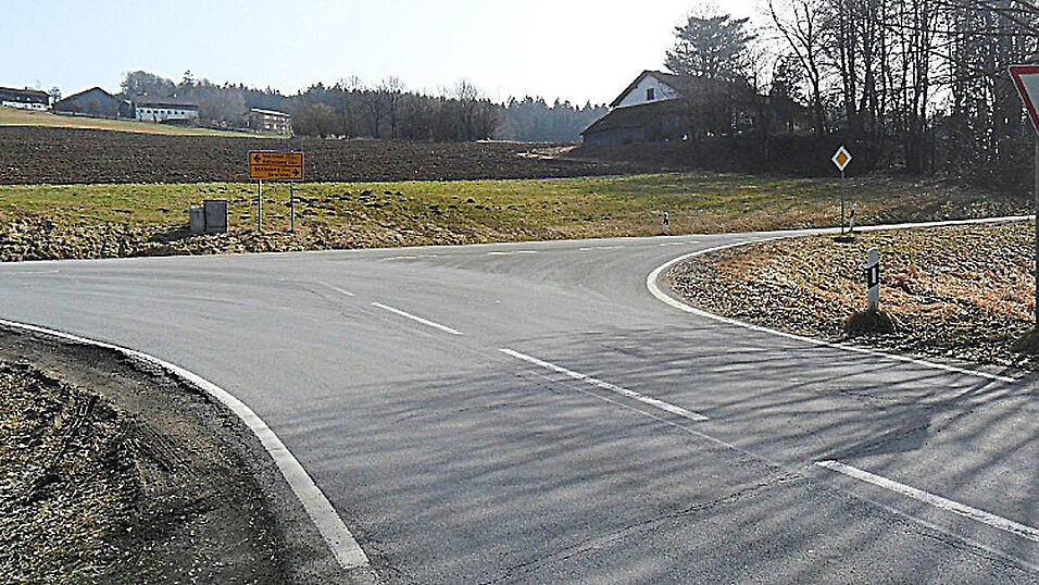 Ungewöhnlich: Wer von Konzell oder Kasparzell kommend von der Staatsstraße 2140 in die Staatsstraße 2326 Richtung Viechtach/Rattenberg einfährt und auf dieser bleiben will, der muss nach knapp 300 Metern an einem Linksknick 'abbiegen” - aber dabei erst die Fahrzeuge vorbeilassen, die von der rechts einmündenden untergeordneten Gemeindestraße kommen. Ungewöhnlich: Wer von Konzell oder Kasparzell kommend von der Staatsstraße 2140 in die Staatsstraße 2326 Richtung Viechtach/Rattenberg einfährt und auf dieser bleiben will, der muss nach knapp 300 Metern an einem Linksknick 'abbiegen” - aber dabei erst die Fahrzeuge vorbeilassen, die von der rechts einmündenden untergeordneten Gemeindestraße kommen.