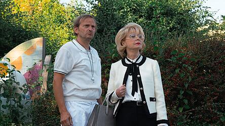 Die stets schnippische Bürgermeisterin (Gisela Schneeberger) will das unrentable Freibad abreißen lassen. Das kann Bademeister Karl (Milan Peschel) nicht zulassen.