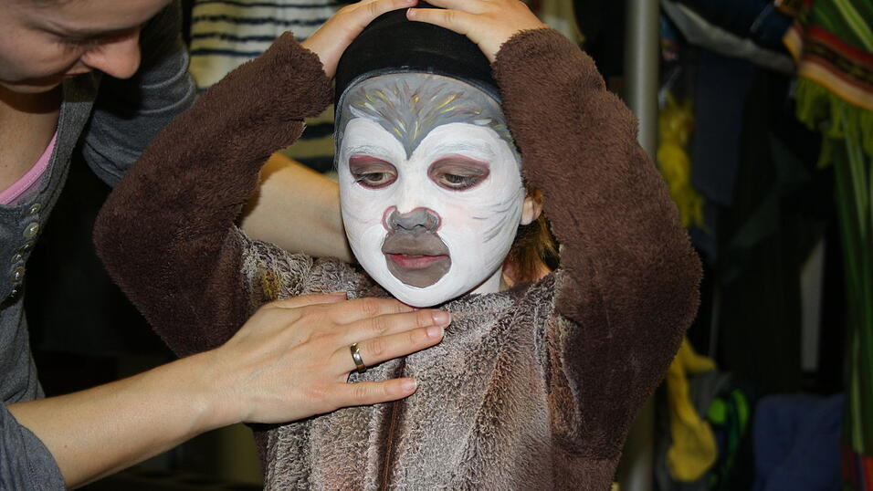 Leonora verwandelt sich vor der Probe des Kindertheaters Altdorf in das Äffchen Herr Nilsson. (Foto: dv) Leonora verwandelt sich vor der Probe des Kindertheaters Altdorf in das Äffchen Herr Nilsson. (Foto: dv)