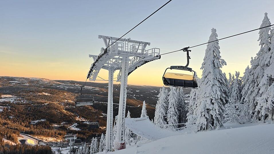Die Betreiber der Arberbergbahn sind mit 80 bis 110 Zentimetern Schnee auf den Strecken und einer super durchgefrorenen Piste sehr zufrieden. Die Betreiber der Arberbergbahn sind mit 80 bis 110 Zentimetern Schnee auf den Strecken und einer super durchgefrorenen Piste sehr zufrieden.