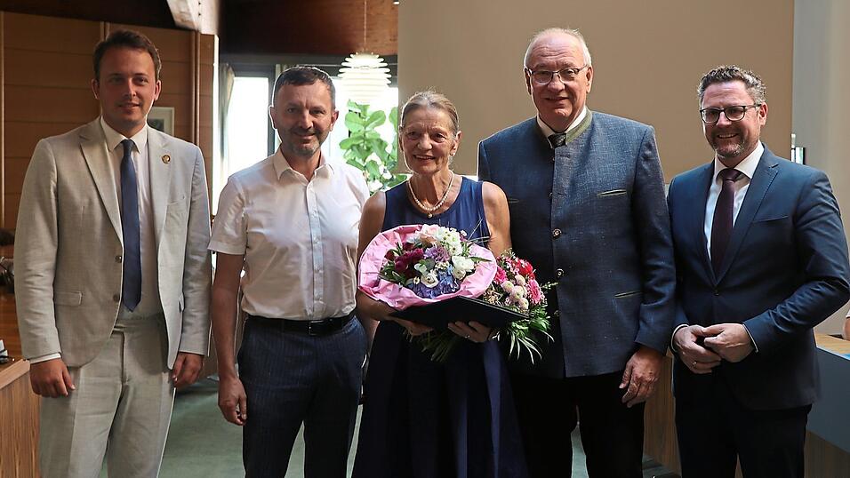 Verdienstordenstr&auml;gerin Paula Wieser mit Landrat Franz L&ouml;ffler (Zweiter von rechts), Landtagsabgeordnetem Gerhard Hopp (rechts), Bad K&ouml;tztings B&uuml;rgermeister Markus Hofmann (Zweiter von links) und Landtagsabgeordnetem Julian Preidl (links).