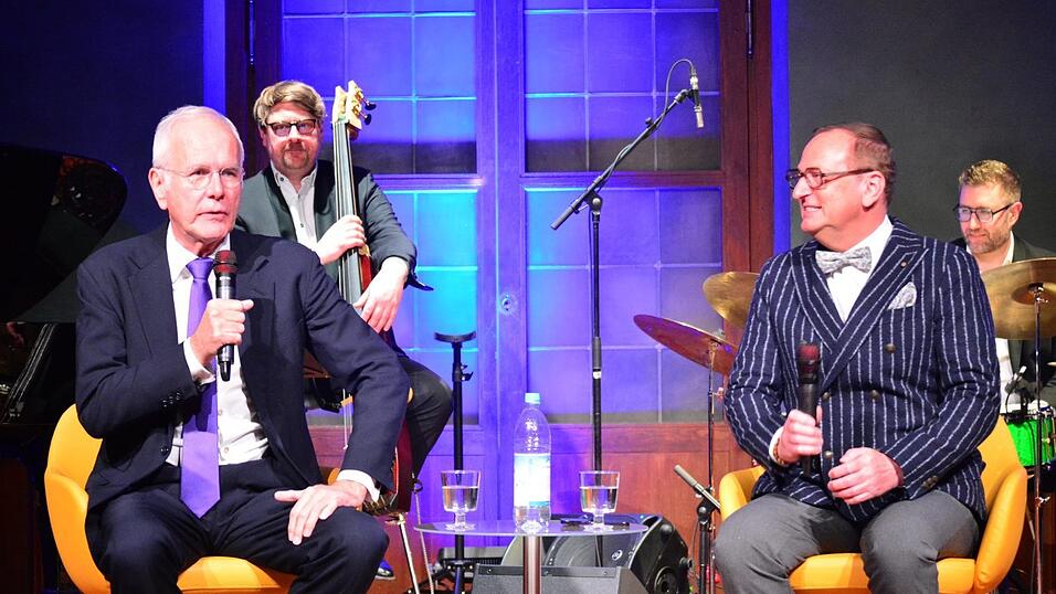 Gegens&auml;tze ziehen sich an: Harald Schmidt (links) und Volker Hei&szlig;mann nutzen ihr unterschiedliches Profil f&uuml;r ein pointenreiches Programm.