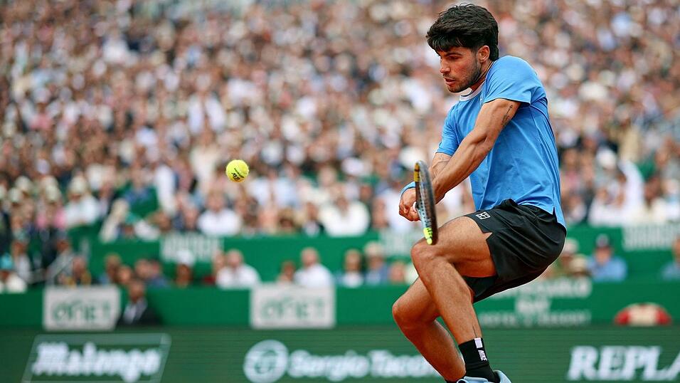 Galt neben Jannik Sinner als Topfavorit auf den Titel in Paris: Carlos Alcaraz. (Archivbild)