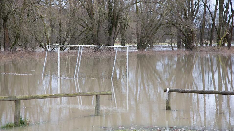 Durch den anhaltenden Regen und die Schneeschmelze war die Vils am Freitagmittag an einigen Stellen bei Vilsbiburg und Gerzen &uuml;ber die Ufer getreten. Einige Strassen waren somit nicht mehr passierbar und mussten gesperrt werden.