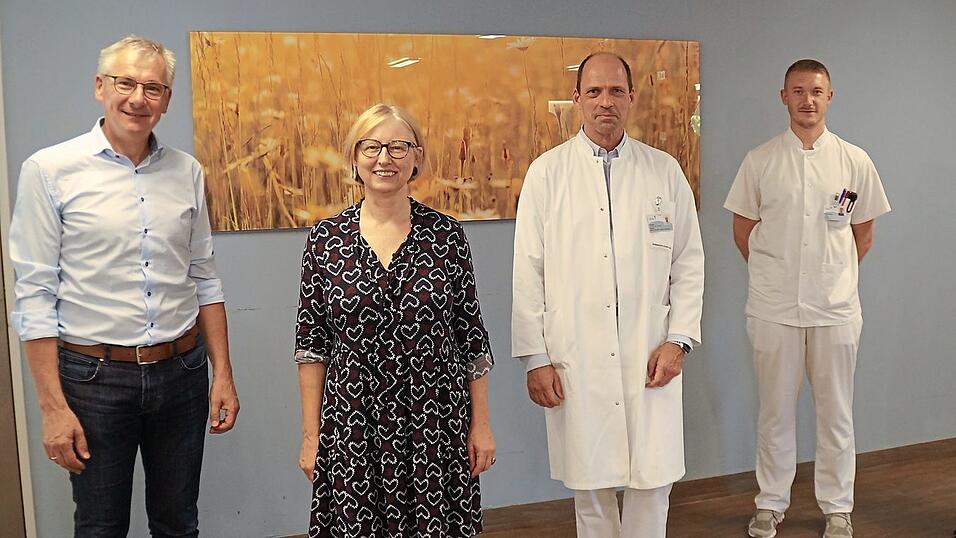 Dr. Christian Geltner (Mitte), neuer Chefarzt f&uuml;r Lungenheilkunde am Donau-Isar-Klinikum Landau, blickt seiner neuen Aufgabe mit Werner Bumeder (links, Landrat Landkreis Dingolfing-Landau), Dr. Inge Wolff (Vorstand des Klinikums), Bernd Sibler (rechts, Landrat Landkreis Deggendorf) und Daniel Fellner (2.v.r., Bereichsleiter Pflege) freudig entgegen.