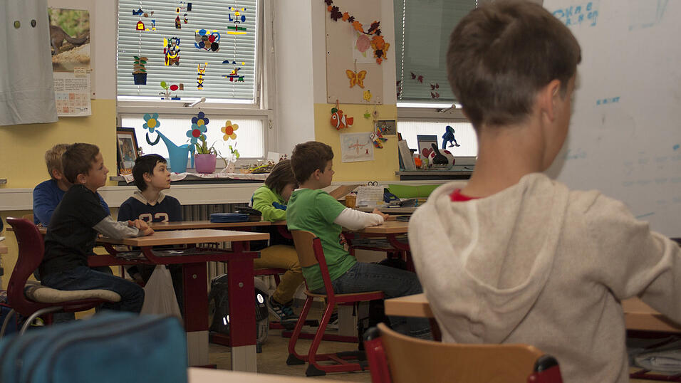 Zwei Schülerinnen der 4b der Grundschule St. Peter in Straubing schlüpften für eine Stunde in die Rolle der Fotografen. Fleißig fotografierten sie ihre Mitschüler beim Besuch der Redakteurin Tanja Pfeffer. Zwei Schülerinnen der 4b der Grundschule St. Peter in Straubing schlüpften für eine Stunde in die Rolle der Fotografen. Fleißig fotografierten sie ihre Mitschüler beim Besuch der Redakteurin Tanja Pfeffer.