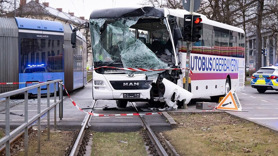 Die Ermittlungen zum Unfallgeschehen dauern an.