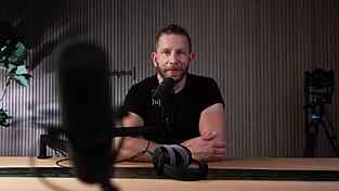 Berndt nimmt mitunter zwei Podcasts an einem Tag in seinem Studio in einem Kölner Vorort auf (Archivbild). Berndt nimmt mitunter zwei Podcasts an einem Tag in seinem Studio in einem Kölner Vorort auf (Archivbild).