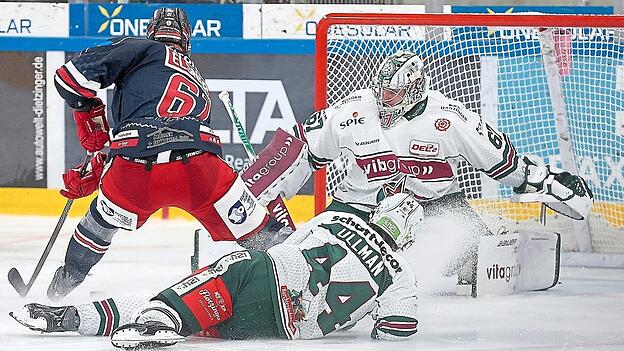 In der dritten Minute war David Elsner (links) nach seiner abgesessenen Strafzeit pl&ouml;tzlich auf und davon, brachte den EV Landshut mit 1:0 in Front und die VR-Bank-Landshut-Arena sprichw&ouml;rtlich zum Kochen.