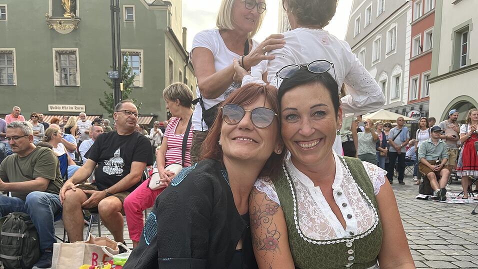 Mit Brotzeit, Getr&auml;nken und z&uuml;nftiger Musi l&auml;uteten die Straubingerinnen und Straubinger voller Vorfreude ihre 'F&uuml;nfte Jahreszeit' ein.