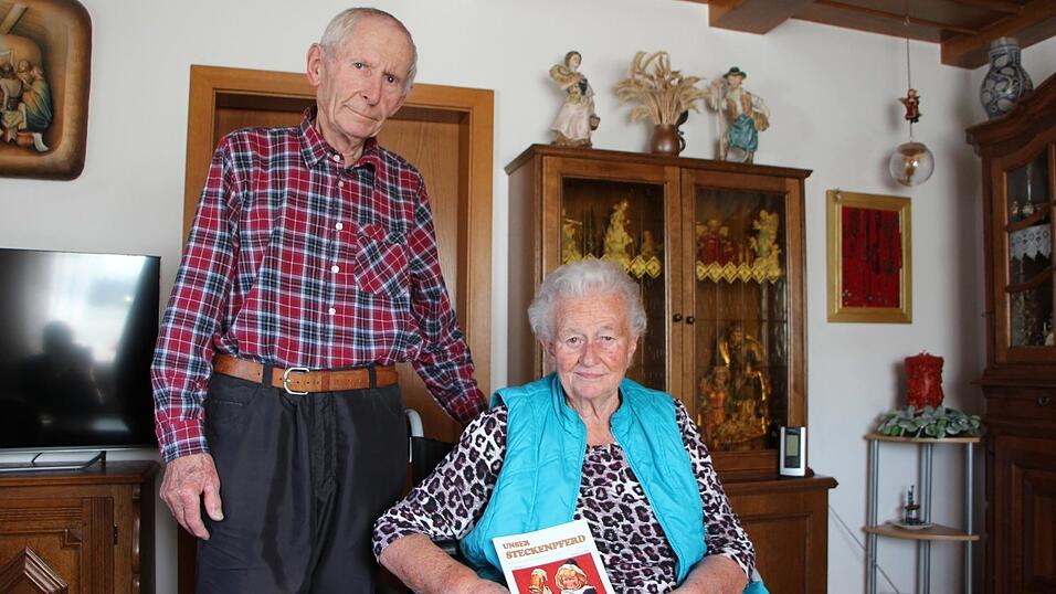 Josef und Edeltraud Berzl mit der Vereinszeitschrift des Internationalen Brauereikultur-Verbandes. 37 Jahre lang war das Ehepaar im Verein aktiv. Josef und Edeltraud Berzl mit der Vereinszeitschrift des Internationalen Brauereikultur-Verbandes. 37 Jahre lang war das Ehepaar im Verein aktiv.