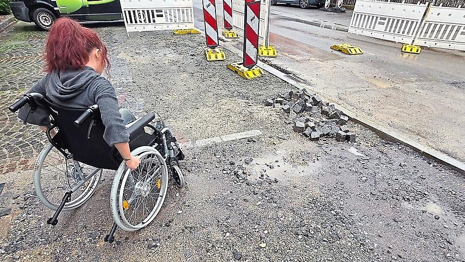 Nur mal kurz da durch, um zur Bank zu kommen. Ist ja der einzige Weg - für einen Rolli aber gar nicht so einfach.