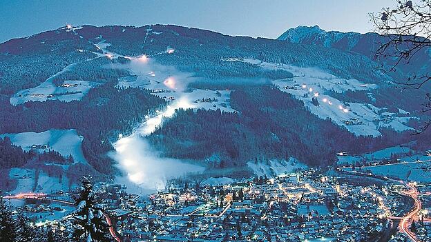 Winterwelt in Schladming: Blick aufs Tal und das Skigebiet in der Abendd&auml;mmerung