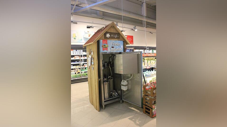 Der Automat ist im Prinzip ein großer Kühlschrank, die Temperatur liegt immer zwischen vier und sechs Grad Celsius. Bei dieser Temperatur hält die Milch fünf bis acht Tage. Zusätzlich wird die Milch andauernd umgerührt. 'Wir homogenisieren unsere Milch nicht und deshalb setzt sich nach einer Zeit der Rahm oben ab', erklärt die 22-Jährige. Im Automaten muss deshalb gerührt werden, zu Hause kann man einfach einmal gut schütteln, bevor man sich Milch einschenkt.