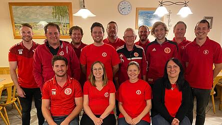 Die neue Vorstandschaft des TSV Haarbach: Stefan Breiteneicher, Rainer Sirtl, Johannes Hauser, Max Klingl, Markus Gschwandtner, Ewald Rettenberger, Matthias Hauser, Martin Rath, Florian Hauser, Simon Hiller (stehend von links), Thomas Wild, Samantha Maier, Eva Hiller, Martina Brunner (sitzend von links).