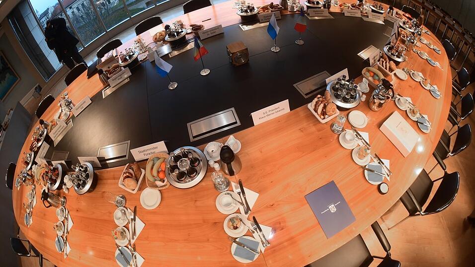 Der bayerische Kabinettstisch vor einer Sitzung in der Staatskanzlei. Wer darf hier in Zukunft Platz nehmen? An diesem Mittwoch stellt Ministerpr&auml;sident Markus S&ouml;der die restlichen Personalien vor. &Uuml;berraschungen sind nicht ausgeschlossen.