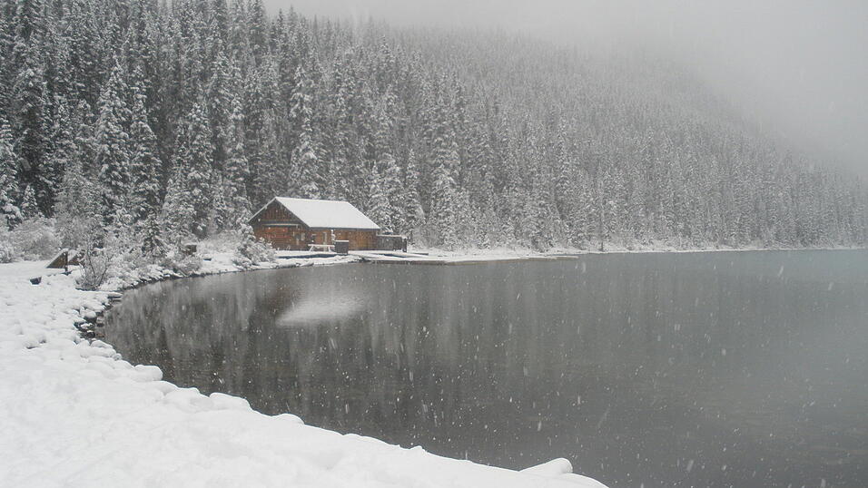 Eine Holzhütte am Lake Louise