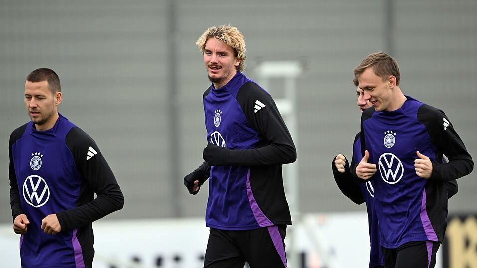 Infekt überwunden: Nick Woltemade (M.) beim Abschlusstraining.