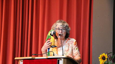 Rektorin Christine Kreuzpaintner hatte ein Abschiedsgeschenk f&uuml;rs Lehrerkollegium: einen Papagei. Denn einen solchen k&ouml;nnte man manchmal brauchen, wenn man Anweisungen immer wieder wiederholen muss. Kreuzpaintner selbst beschrieb die Schule als eine Formation von Zugv&ouml;geln. Gemeinsam kommt man weiter und man m&uuml;sse sich gegenseitig unterst&uuml;tzen.