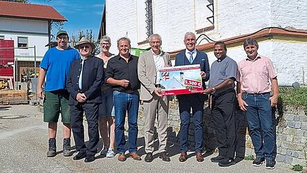 Walter Strohmaier &uuml;berreichte den Spendenscheck f&uuml;r das Projekt.
