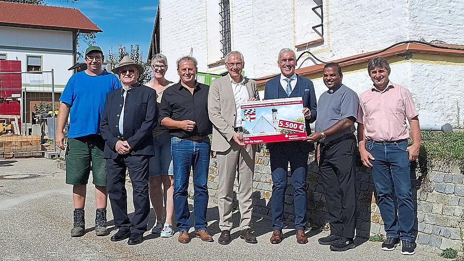 Walter Strohmaier überreichte den Spendenscheck für das Projekt. Walter Strohmaier überreichte den Spendenscheck für das Projekt.