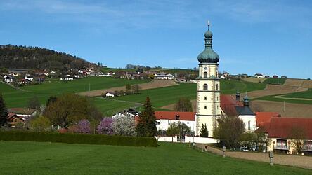 Eine Wanderung findet in Rudi Simeths Heimat statt und geht zur Wallfahrtskirche in Neukirchen b. Hl. Blut.