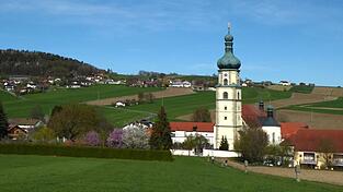 Eine Wanderung findet in Rudi Simeths Heimat statt und geht zur Wallfahrtskirche in Neukirchen b. Hl. Blut.