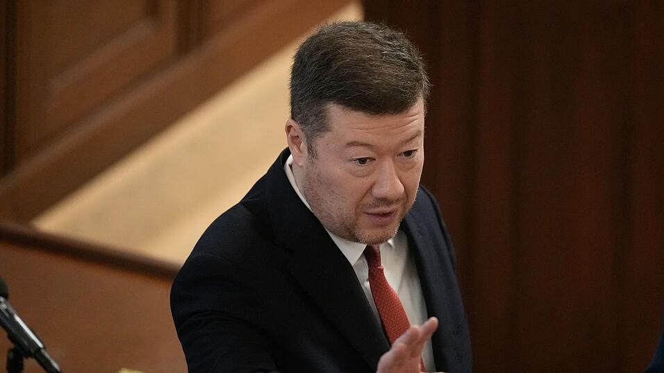 Der Vorsitzende des tschechischen Abgeordnetenhauses, Tomio Okamura, trifft zu einer Debatte im Parlament ein. (Archivbild)