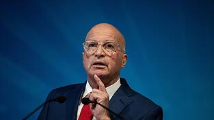 Der frühere Bundeswehroberst Rüdiger Lucassen tritt nach langen internen Querelen von seinem Amt als verteidigungspolitischer Sprecher der AfD-Fraktion zurück. (Archivbild) Der frühere Bundeswehroberst Rüdiger Lucassen tritt nach langen internen Querelen von seinem Amt als verteidigungspolitischer Sprecher der AfD-Fraktion zurück. (Archivbild)