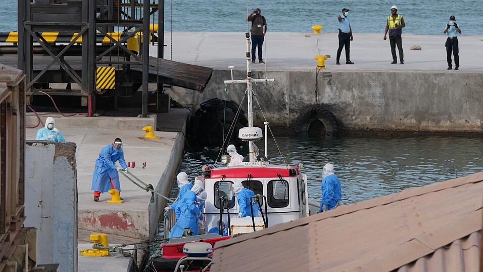 Gesundheitspersonal in Schutzkleidung evakuiert Patienten vom Kreuzfahrtschiff &laquo;Hondius&raquo; in einem Hafen.
