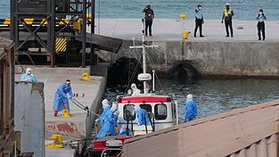 Gesundheitspersonal in Schutzkleidung evakuiert Patienten vom Kreuzfahrtschiff &laquo;Hondius&raquo; in einem Hafen.