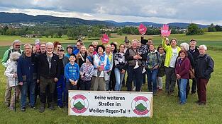 Die Teilnehmer an der Exkursion ins Tal des Wei&szlig;en Regen, wo die Verlegung des Staatsstra&szlig;e zwischen Grafenwiesen und Bad K&ouml;tzting geplant ist.