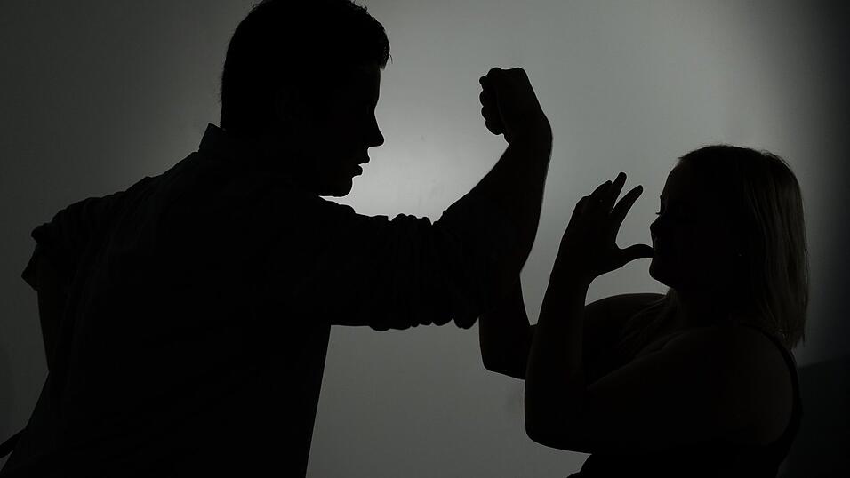 Gewalt in der Famile - Vater wird handgreiflich. Gewalt in der Famile - Vater wird handgreiflich.