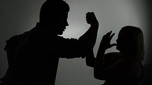 Gewalt in der Famile - Vater wird handgreiflich. Gewalt in der Famile - Vater wird handgreiflich.