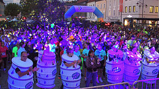 Die vielen Teilnehmer, die zum f&uuml;nften Nightrun gekommen waren, hatten viel Spa&szlig; beim gemeinsamen Aufw&auml;rmen.
