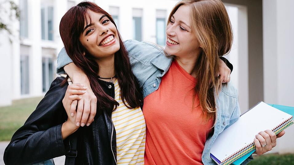 An Bayerns Universitäten und Fachhochschulen studieren seit Jahren immer mehr Frauen - auch in technischen oder naturwissenschaftlichen Fächern. (Symbolbild)