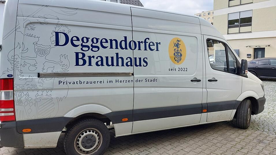 Schon von weitem ist der Schriftzug des Deggendorfer Brauhauses auf dem Kombi zu sehen.