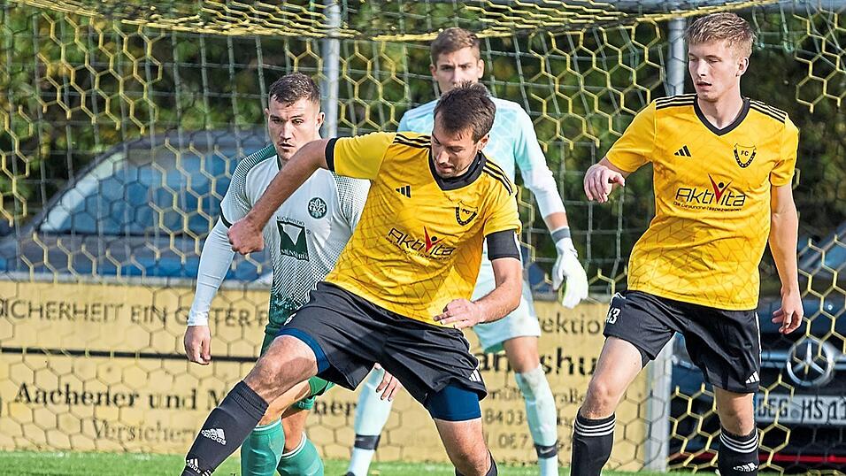 F&uuml;r den FC Oberp&ouml;ring um Kapit&auml;n Daniel Baumgartner (vorne, in gelb) und Elias Zeitler (r.) gilt es, im Heimspiel gegen die TuS Pfarrkirchen eine Serie zu starten, soll noch ein Relegationsplatz erreicht werden.