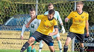 Für den FC Oberpöring um Kapitän Daniel Baumgartner (vorne, in gelb) und Elias Zeitler (r.) gilt es, im Heimspiel gegen die TuS Pfarrkirchen eine Serie zu starten, soll noch ein Relegationsplatz erreicht werden. Für den FC Oberpöring um Kapitän Daniel Baumgartner (vorne, in gelb) und Elias Zeitler (r.) gilt es, im Heimspiel gegen die TuS Pfarrkirchen eine Serie zu starten, soll noch ein Relegationsplatz erreicht werden.