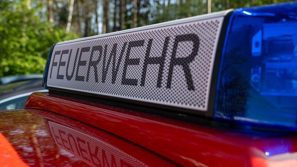 Mitarbeiter eines Pflegedienstes bemerken Rauch in einem Haus in Niederbayern und setzen einen Notruf ab. (Symbolbild) Mitarbeiter eines Pflegedienstes bemerken Rauch in einem Haus in Niederbayern und setzen einen Notruf ab. (Symbolbild)