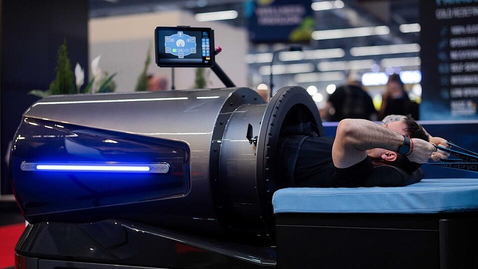 Mit den Armen trainieren, w&auml;hrend der restliche K&ouml;rper im &laquo;Flow System&raquo; des Ger&auml;teherstellers Art of Cryo durch &Uuml;ber- und Unterdruck stimuliert wird.