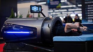 Mit den Armen trainieren, w&auml;hrend der restliche K&ouml;rper im &laquo;Flow System&raquo; des Ger&auml;teherstellers Art of Cryo durch &Uuml;ber- und Unterdruck stimuliert wird.