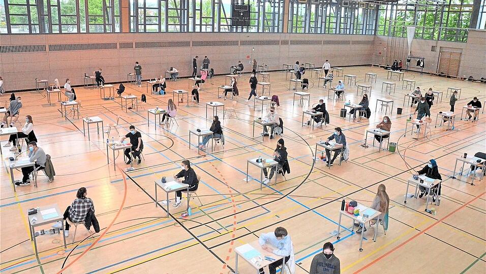 Bislang haben die Neutraublinger Abiturienten ihre Prüfungen in den Fächern Deutsch und Mathematik abgelegt. Bislang haben die Neutraublinger Abiturienten ihre Prüfungen in den Fächern Deutsch und Mathematik abgelegt.