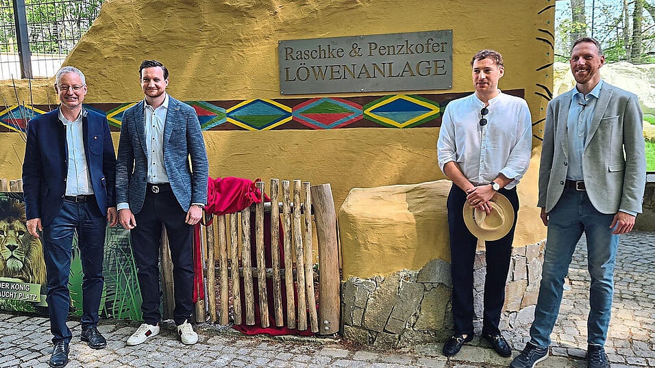 Freuten sich über die Eröffnung der neuen Löwenanlage (v.l.): Oberbürgermeister Markus Pannermayr, die Sponsoren Peter Raschke und Mario Penzkofer sowie Tiergartendirektor Dr. Michael Delling. Freuten sich über die Eröffnung der neuen Löwenanlage (v.l.): Oberbürgermeister Markus Pannermayr, die Sponsoren Peter Raschke und Mario Penzkofer sowie Tiergartendirektor Dr. Michael Delling.