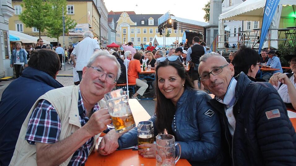 Viele Landshuter genossen ihren Freitagabend auf dem Bismarckplatzfest.