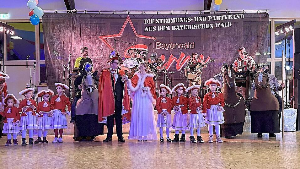 Das Prinzenpaar mit seinen Funkenmariechen und dem Vorsitzenden der FFW Blaibach, Daniel Köppl (r.) Das Prinzenpaar mit seinen Funkenmariechen und dem Vorsitzenden der FFW Blaibach, Daniel Köppl (r.)