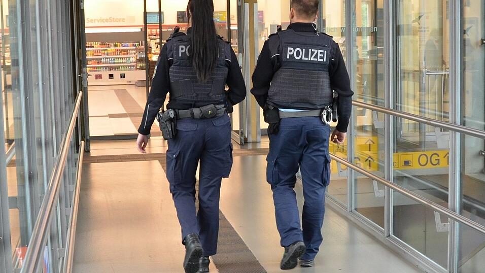 Am Hauptbahnhof Regensburg soll ein 45-Jähriger Nazi-Parolen gerufen haben. Die Bundespolizei ermittelt. (Symbolbild)